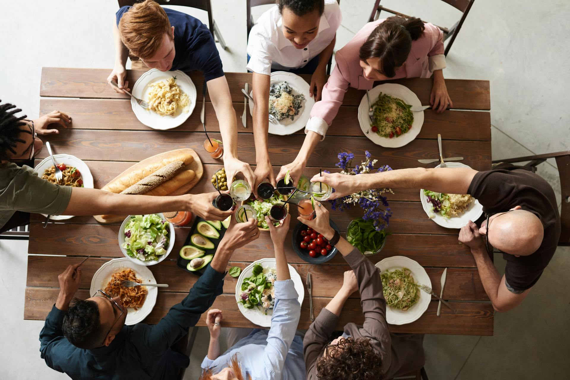 Gemeinsames Essen an einem gedeckten Tisch